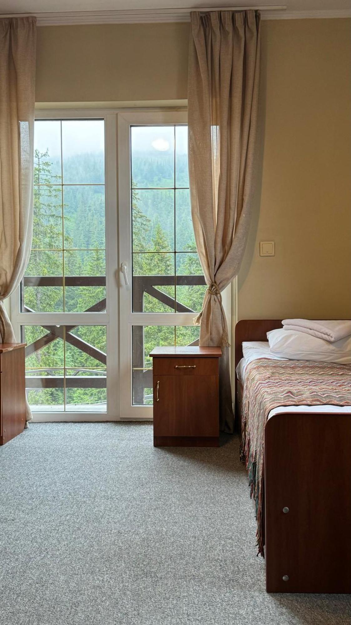 Crocus Hotel ดราโฮบรัท ภายนอก รูปภาพ